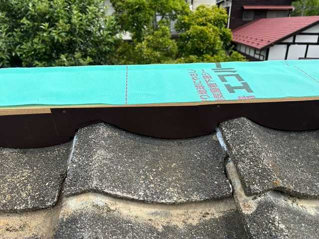 波形に合わせた棟納まり